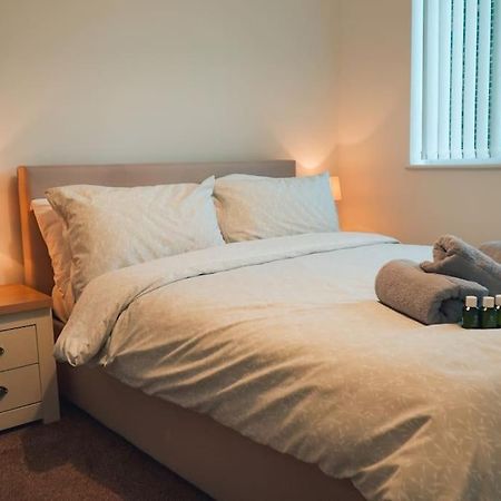 Modern 2 Bed Apartment Near City Centre Челмсфорд Екстериор снимка