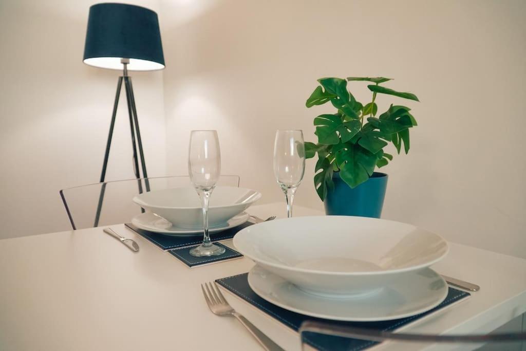 Modern 2 Bed Apartment Near City Centre Челмсфорд Екстериор снимка