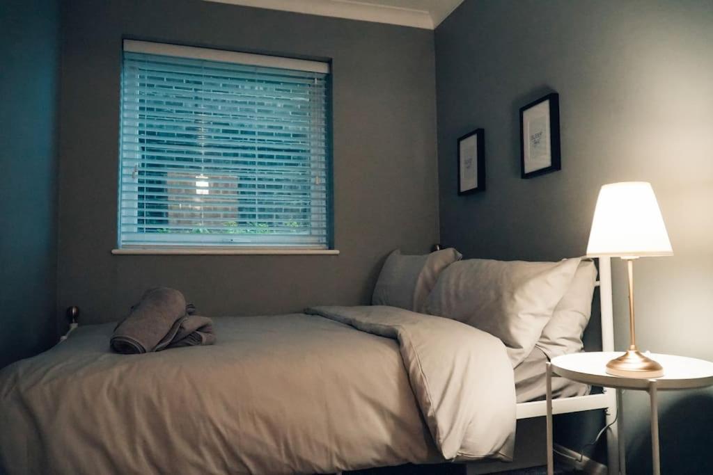 Modern 2 Bed Apartment Near City Centre Челмсфорд Екстериор снимка