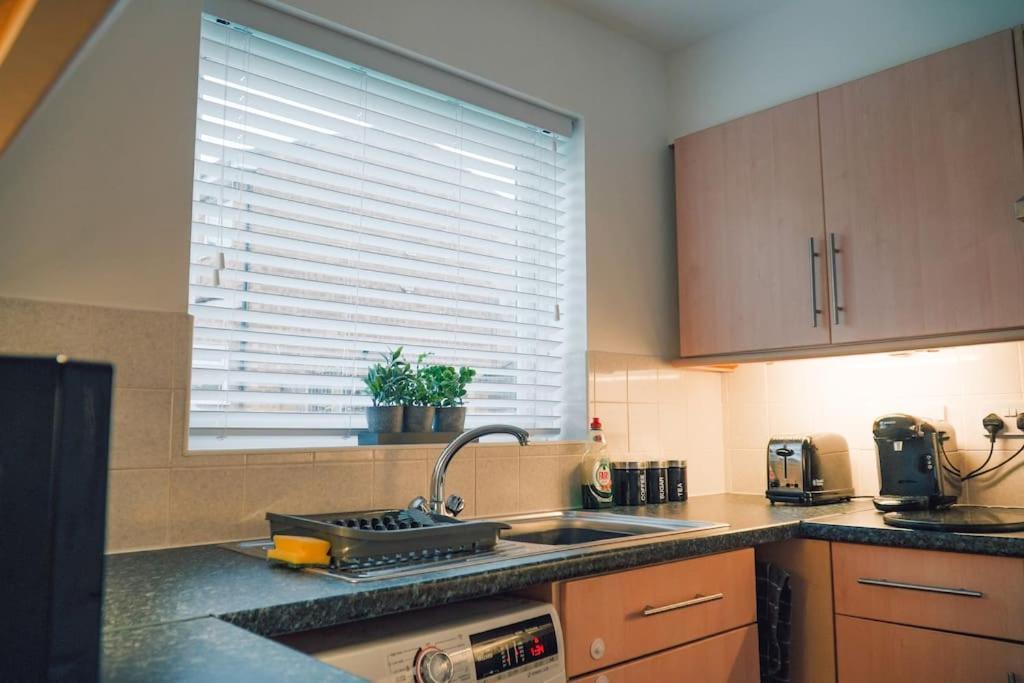 Modern 2 Bed Apartment Near City Centre Челмсфорд Екстериор снимка