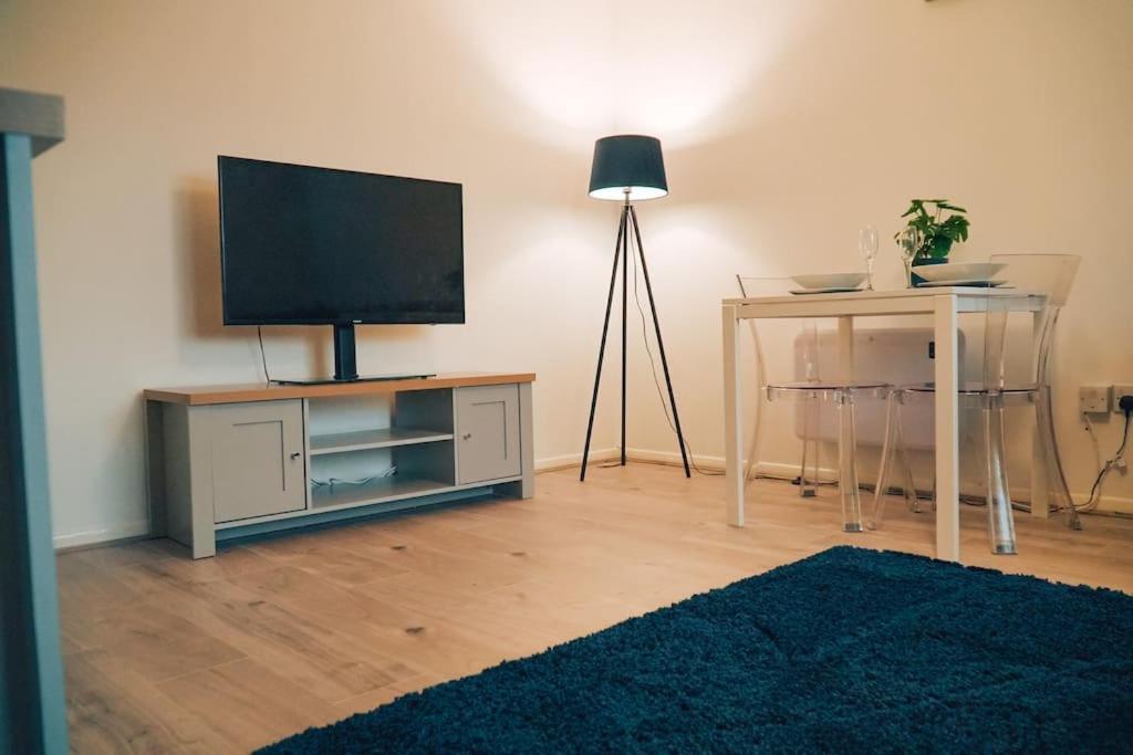 Modern 2 Bed Apartment Near City Centre Челмсфорд Екстериор снимка