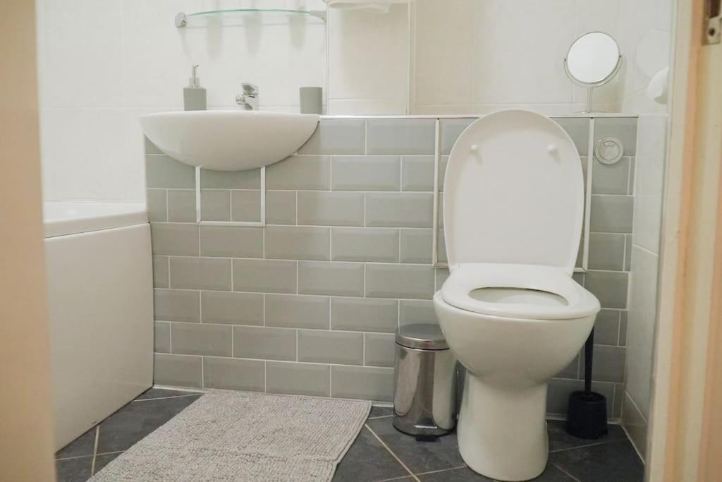 Modern 2 Bed Apartment Near City Centre Челмсфорд Екстериор снимка